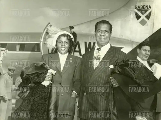 Louis Armstrong con la moglie a Malpensa, Milano, 1949 - Farabola Immagine digitale