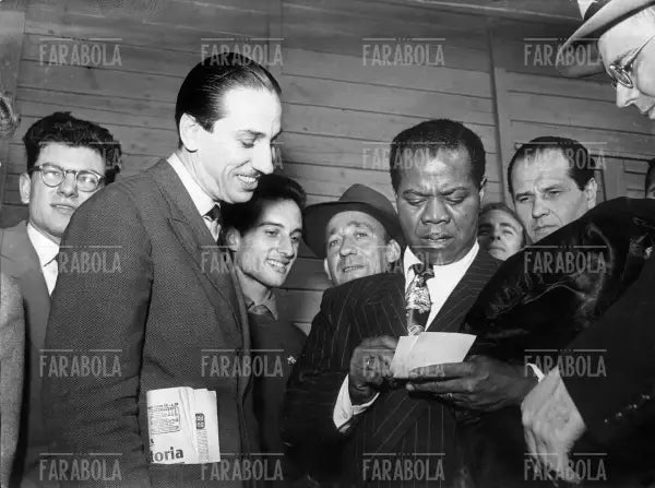 Louis Armstrong e Gorki Kramer all'aeroporto di Linate, Milano, 1949 - Farabola Immagine digitale