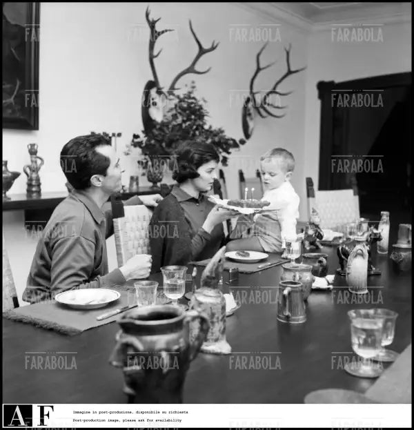 Lucia Bosè e Luis Dominguin festeggiano i 2 anni di Miguel, 1958 - Farabola Immagine digitale