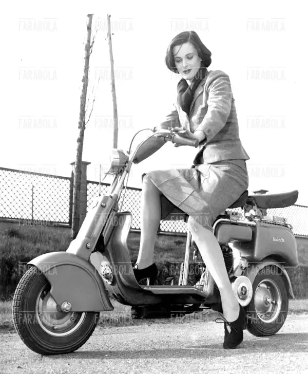 Lucia Bosè sul set del film Cronaca di un amore, Milano, 1950 - Farabola Immagine digitale