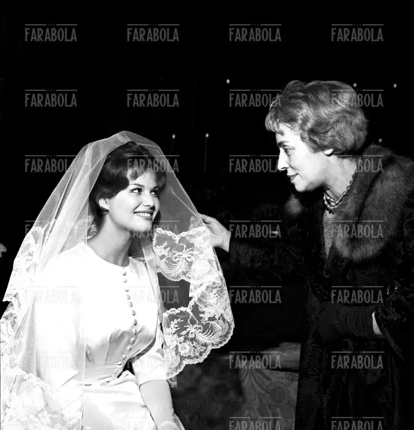 Luciana Peverelli e Claudia Cardinale sul set del film Il Bell'Antonio, 1960 - Farabola Immagine digitale