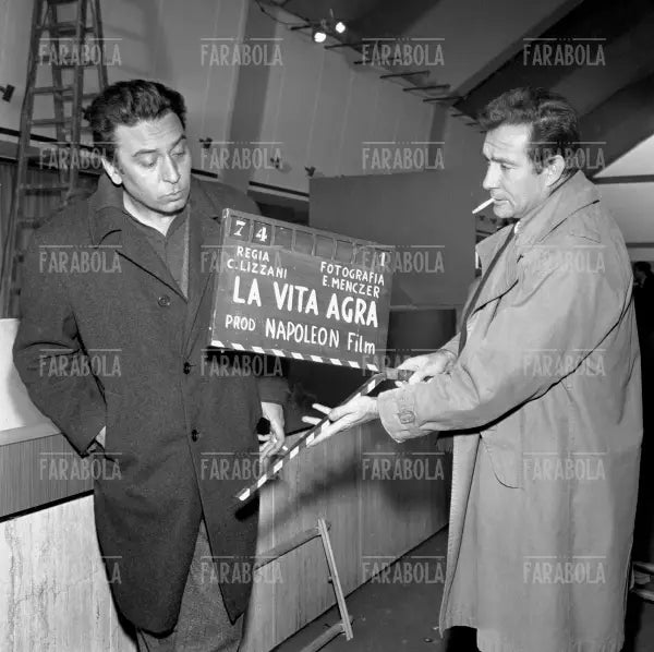 Luciano Bianciardi e Ugo Tognazzi sul set del film La vita agra, 1963 - Farabola Immagine digitale