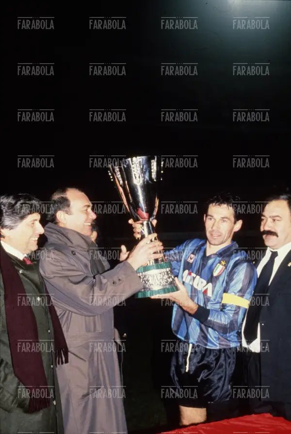 Luciano Nizzola, Ernesto Pellegrini e Giuseppe Baresi, Supercoppa, 1989 - Farabola Immagine digitale