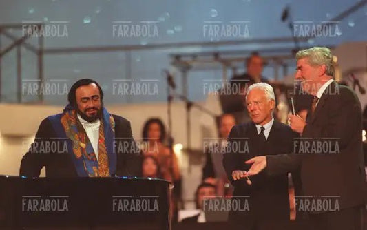 Luciano Pavarotti, Giorgio Armani e Ruud Lubbers, Modena, 2002 - Farabola Immagine digitale