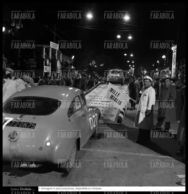 Lucien Vincent su Peugeot 403, Mille Miglia, 1956 - Farabola Immagine digitale