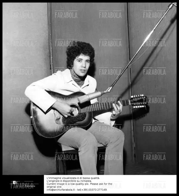 Lucio Battisti in sala d'incisione, 1968 - Farabola Immagine digitale