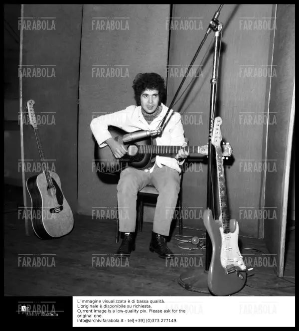 Lucio Battisti in sala d'incisione, 1968 - Farabola Immagine digitale