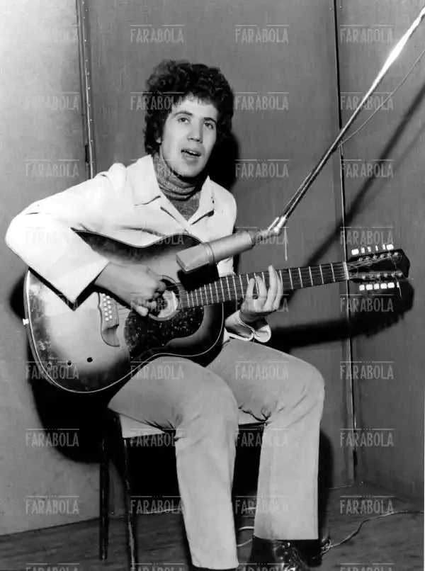 Lucio Battisti in sala d'incisione, 1968 - Farabola Immagine digitale