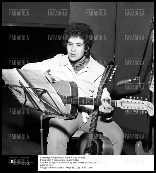 Lucio Battisti in sala d'incisione, 1968 - Farabola Immagine digitale