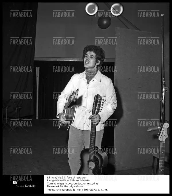 Lucio Battisti in sala d'incisione, 1968 - Farabola Immagine digitale