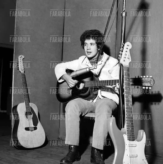 Lucio Battisti in sala d'incisione, 1968 - Farabola Immagine digitale
