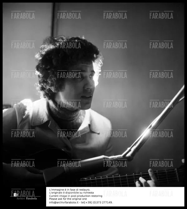 Lucio Battisti in sala d'incisione, 1968 - Farabola Immagine digitale