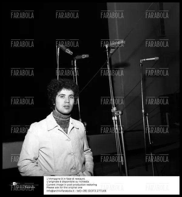 Lucio Battisti in sala d'incisione, 1968 - Farabola Immagine digitale