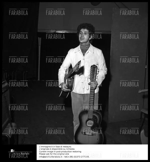 Lucio Battisti in sala d'incisione, 1968 - Farabola Immagine digitale