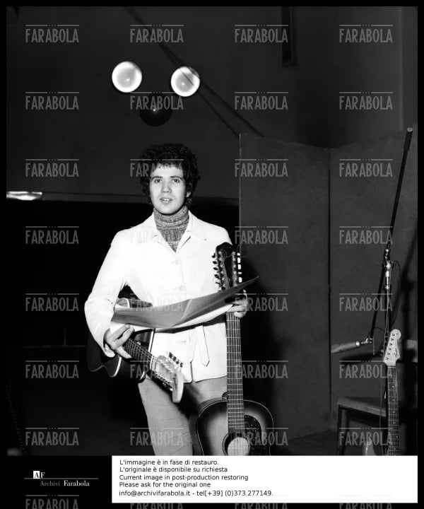 Lucio Battisti in sala d'incisione, 1968 - Farabola Immagine digitale