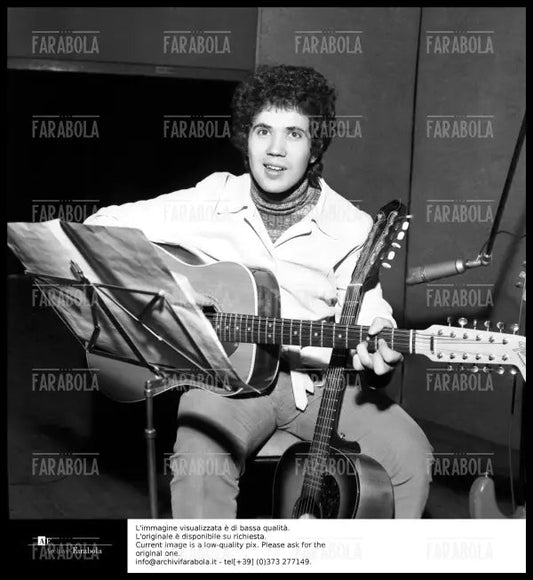 Lucio Battisti in sala d'incisione, 1968 - Farabola Immagine digitale