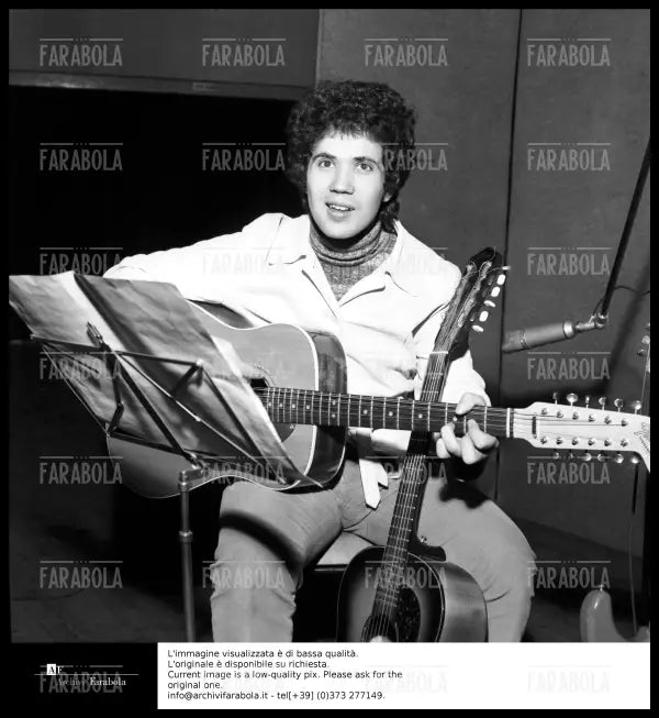 Lucio Battisti in sala d'incisione, 1968 - Farabola Immagine digitale