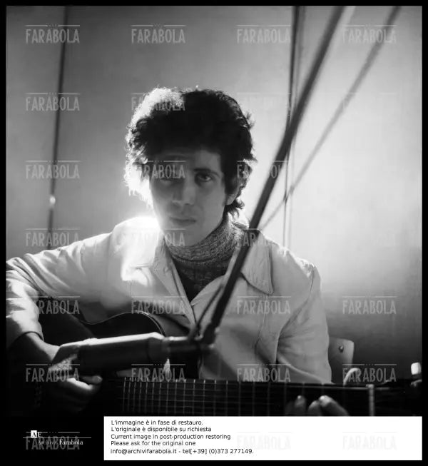 Lucio Battisti in sala d'incisione, 1968 - Farabola Immagine digitale