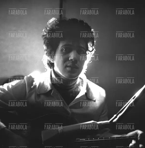 Lucio Battisti in sala d'incisione, 1968 - Farabola Immagine digitale