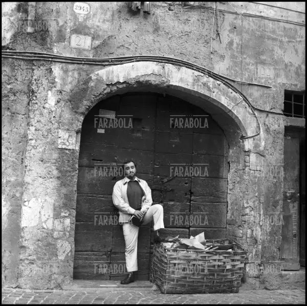 Lucio Dalla a Trastevere, 1965 - Farabola Immagine digitale