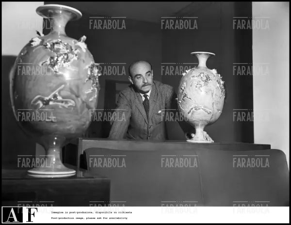 Lucio Fontana con alcune sue opere, 1950 - Farabola Immagine digitale