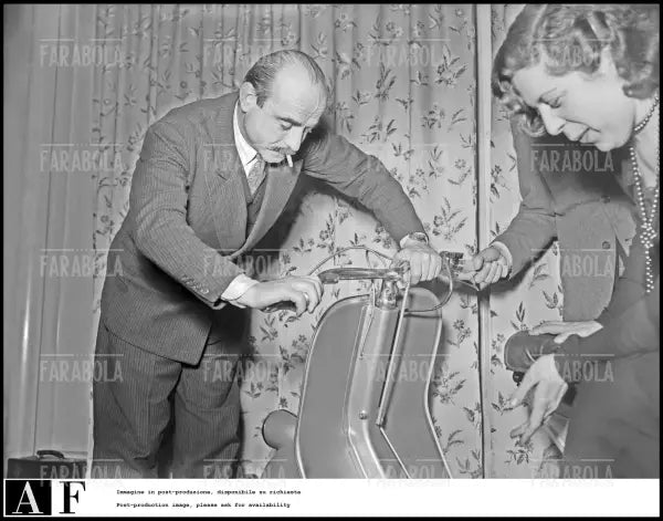 Lucio Fontana con uno scooter, 1949 - Farabola Immagine digitale