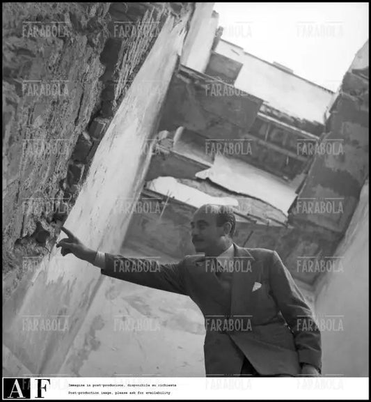 Lucio Fontana nel suo studio bombardato, 1946 - Farabola Immagine digitale