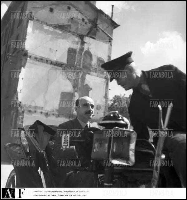 Lucio Fontana nel suo studio bombardato, 1946 - Farabola Immagine digitale
