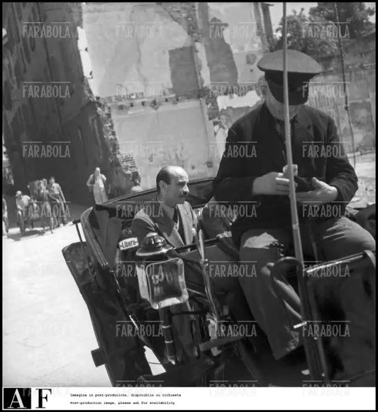 Lucio Fontana nel suo studio bombardato, 1946 - Farabola Immagine digitale