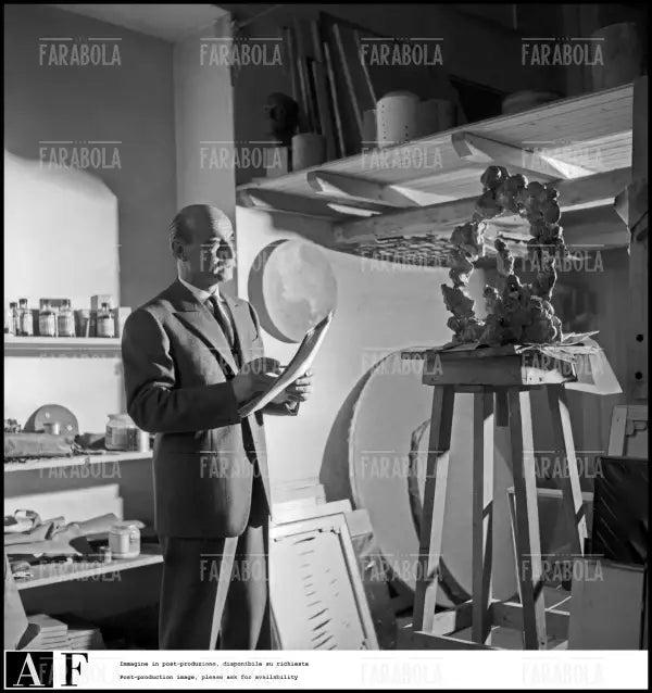 Lucio Fontana nel suo studio, Milano, 1959 - Farabola Immagine digitale