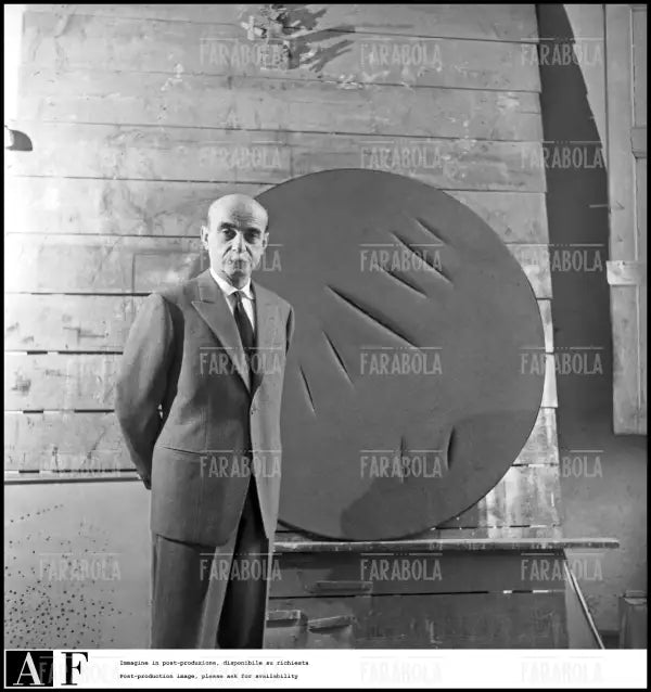 Lucio Fontana nel suo studio, Milano, 1959 - Farabola Immagine digitale