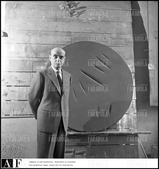 Lucio Fontana nel suo studio, Milano, 1959 - Farabola Immagine digitale