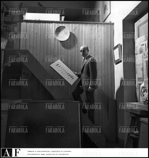 Lucio Fontana nel suo studio, Milano, 1959 - Farabola Immagine digitale