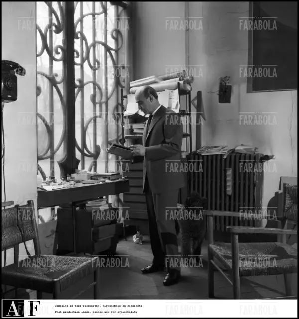 Lucio Fontana nel suo studio, Milano, 1959 - Farabola Immagine digitale