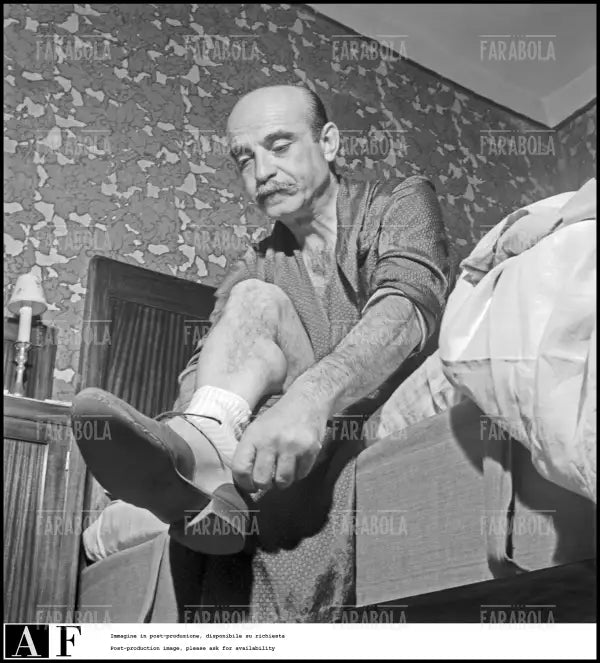 Lucio Fontana si veste, 1950 - Farabola Immagine digitale
