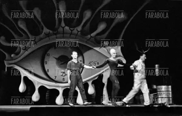 Ludmilla Tcherina durante la performance di Salvador Dalì, Festival di Venezia, 1961 - Farabola Immagine digitale