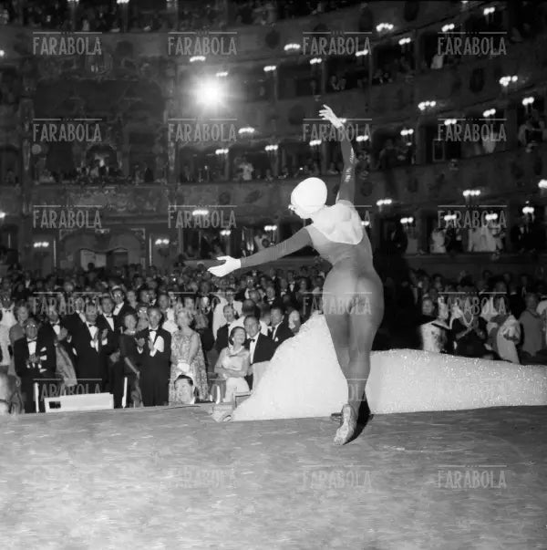 Ludmilla Tcherina, Performance di Salvador Dalì, Festival di Venezia, 1961 - Farabola Immagine digitale