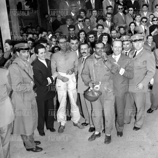 Luigi Musso festeggiato dopo l'arrivo, Mille Miglia, 1954 - Farabola Immagine digitale