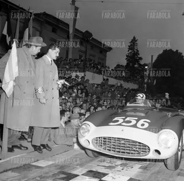 Luigi Musso su Ferrari 860 Monza Scaglietti, Mille Miglia, 1956 - Farabola Immagine digitale