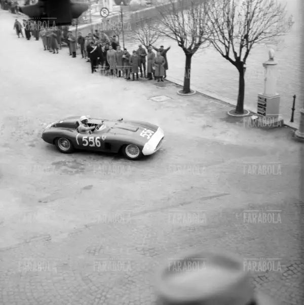 Luigi Musso su Ferrari 860 Monza Scaglietti, Mille Miglia, 1956 - Farabola Immagine digitale