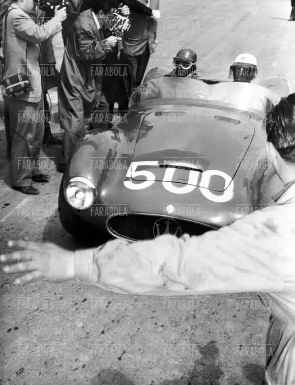 Luigi Musso su Maserati A6GCS, Mille Miglia, 1954 - Farabola Immagine digitale