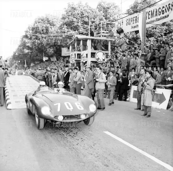 Luigi Piotti e Luigi Zannini su Ferrari 750 Monza, Mille Miglia, 1955 - Farabola Immagine digitale