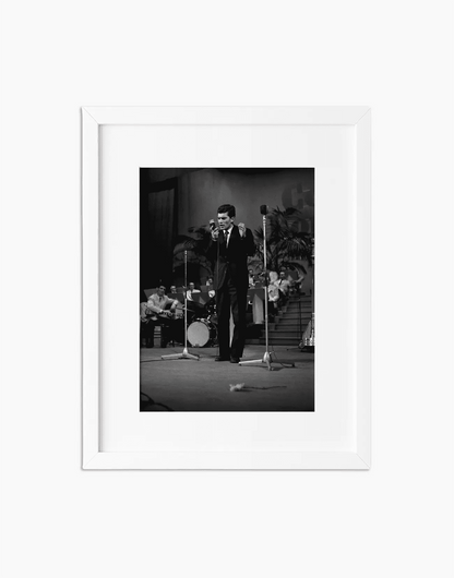 Luigi Tenco, 1961 — stampa fine art con cornice bianca