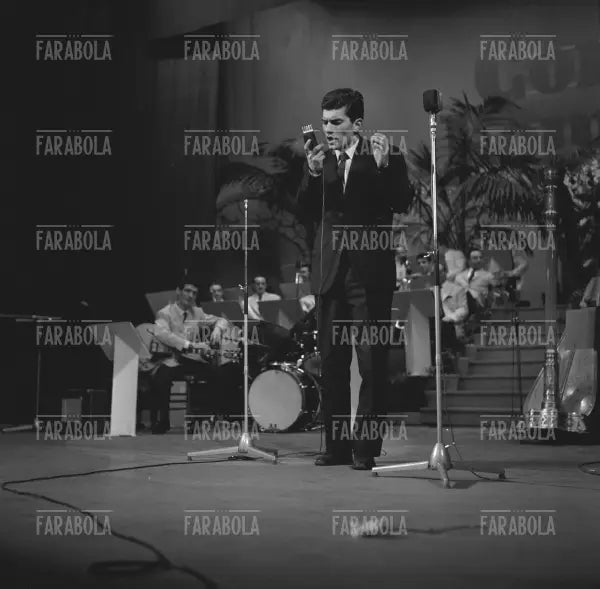 Luigi Tenco, Sei giorni della canzone al Teatro Lirico, 1961 - Farabola Immagine digitale