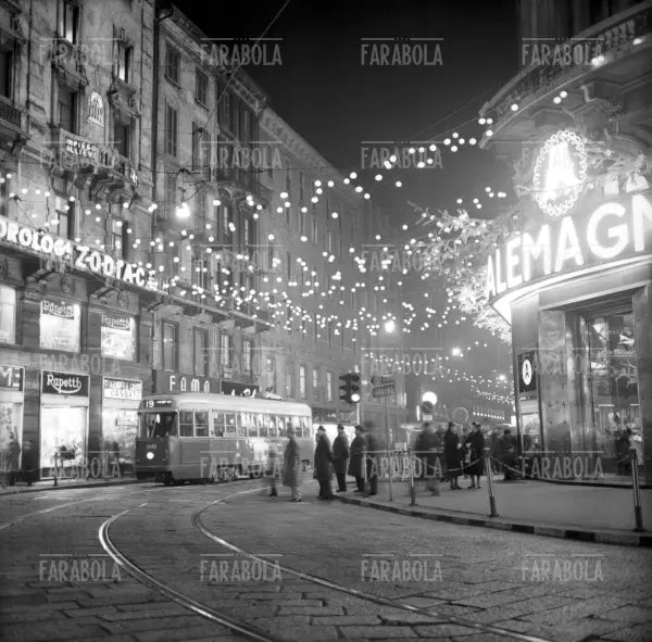 Luminaria natalizie in via Torino, Milano, 1962 - Farabola Immagine digitale
