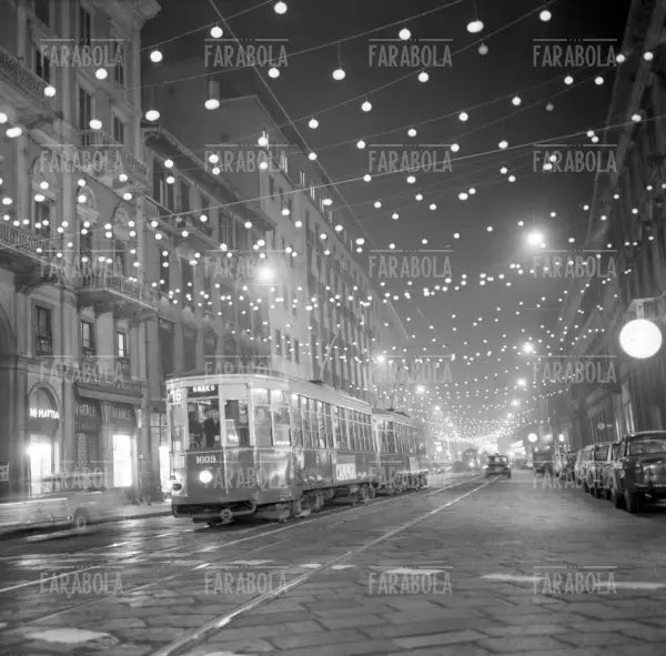 Luminarie in via Torino, Milano, 1962 - Farabola Immagine digitale