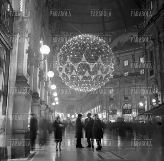 Luminarie natalizie in Galleria Vittorio Emanuele II, Milano, 1967 - Farabola Immagine digitale