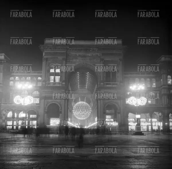 Luminarie natalizie in Piazza del Duomo, Milano, 1967 - Farabola Immagine digitale