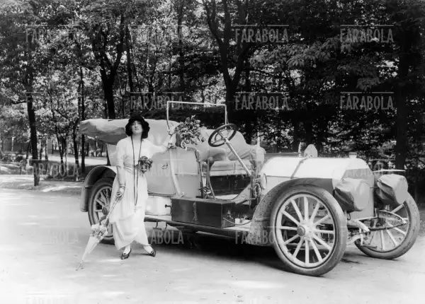 Lyda Borelli con un'auto Isotta Fraschini, 1914 - Farabola Immagine digitale