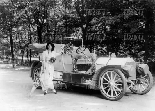 Lyda Borelli con un'auto Isotta Fraschini, 1914 - Farabola Immagine digitale